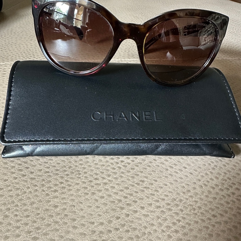 CHANEL Brown Tortoiseshell Round Sunglasses